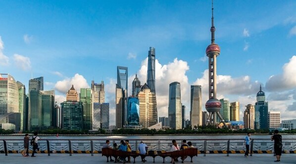 Pemandangan pusat keuangan Lujiazui di Area Baru Pudong Shanghai dari Bund. [Foto oleh Wang Gang/Untuk China Daily]