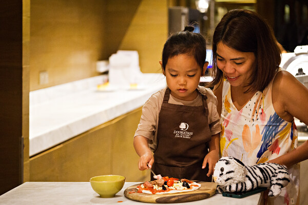 Kids Pizza Making di Tosca: Pengalaman Keluarga 2024 di DoubleTree by Hilton Johor Bahru