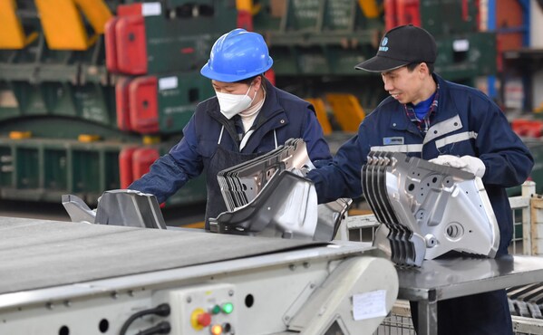 Anggota staf bekerja di pabrik Bosa di Peng'an, provinsi Sichuan